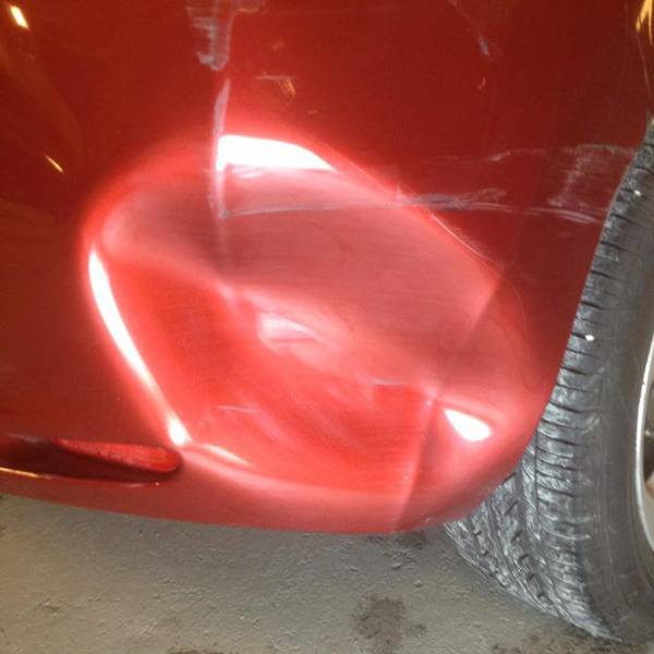 Förebild: En bucklig plastskärm/stötfångare med repor i lacken.