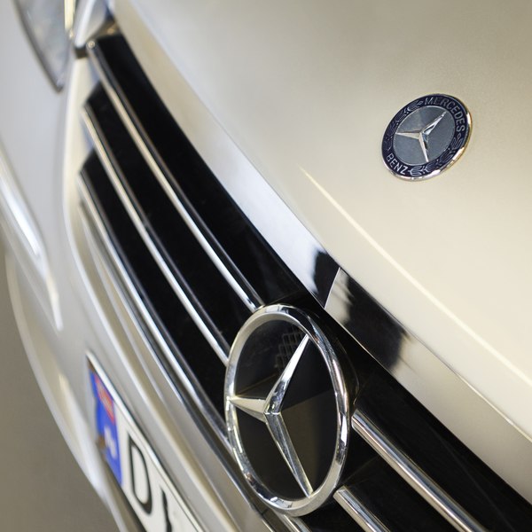 Efterbild: En bil där bucklan i motorhuven har lagats