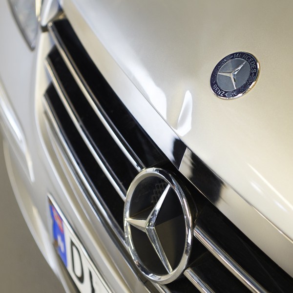 Förebild: En bil med buckla i motorhuven