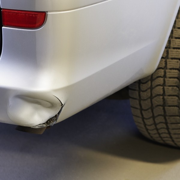 Förebild: En stötfångare som har bucklats och spruckit.