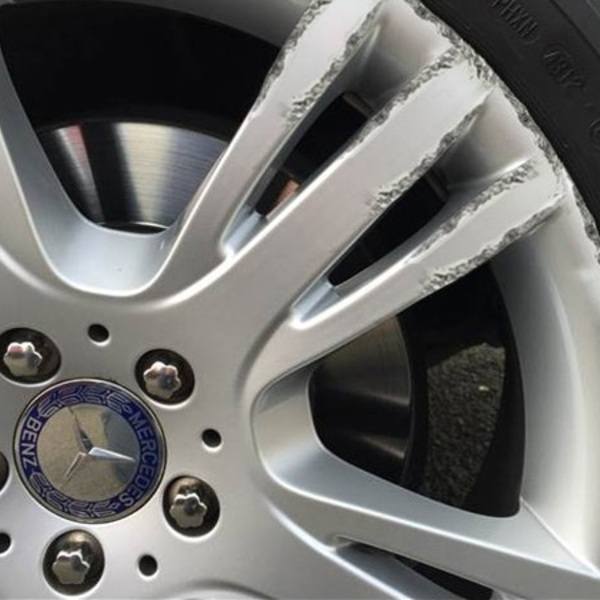 Förebild: En kraftigt kantstött fälg.