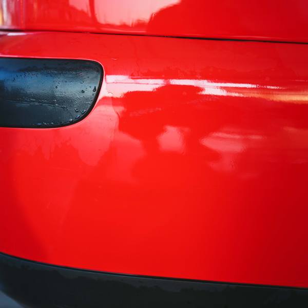 Efterbild: En röd lackad bil utan repa.