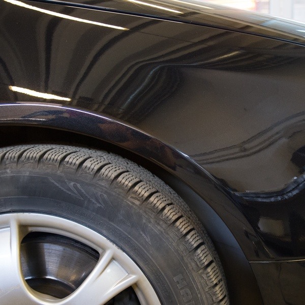 Efterbild: En bil där reporna i plåten har åtgärdats