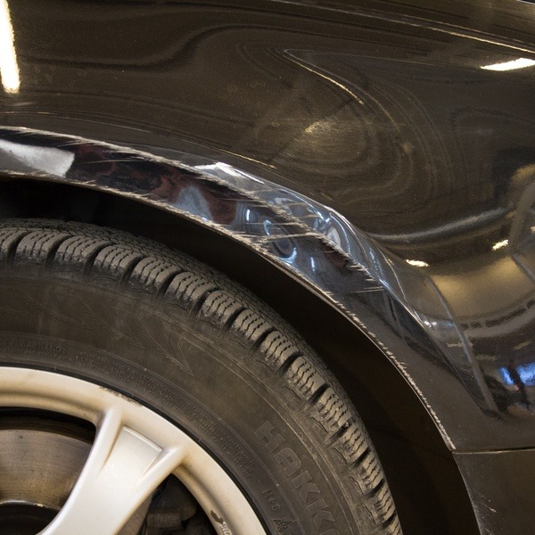 Förebild: En bil med repor i plåten