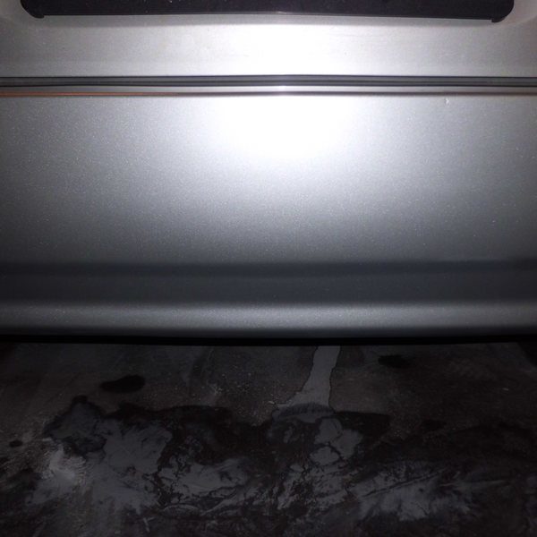 Efterbild: En grålackad bil med lagade stenskott.