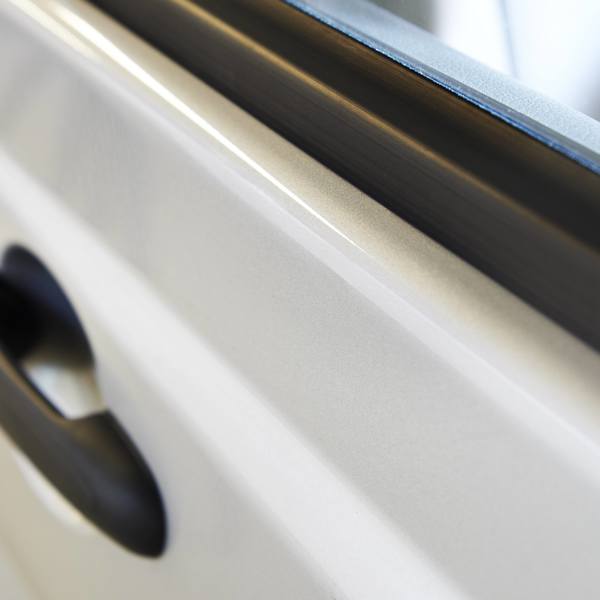 Efterbild: En vitlackad bil med lagat stenskott.