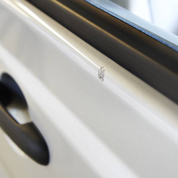 Förebild: Stenskott i lacken vid fönster.