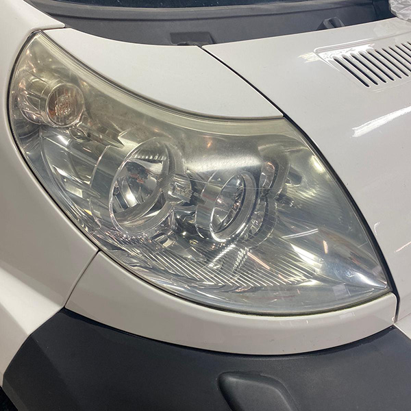 Förebild: En matt och repad strålkastare