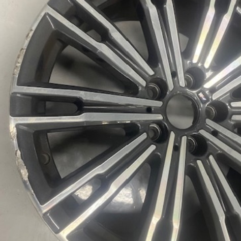 Förebild: En kraftigt kantstött fälg efter en parkeringsskada.